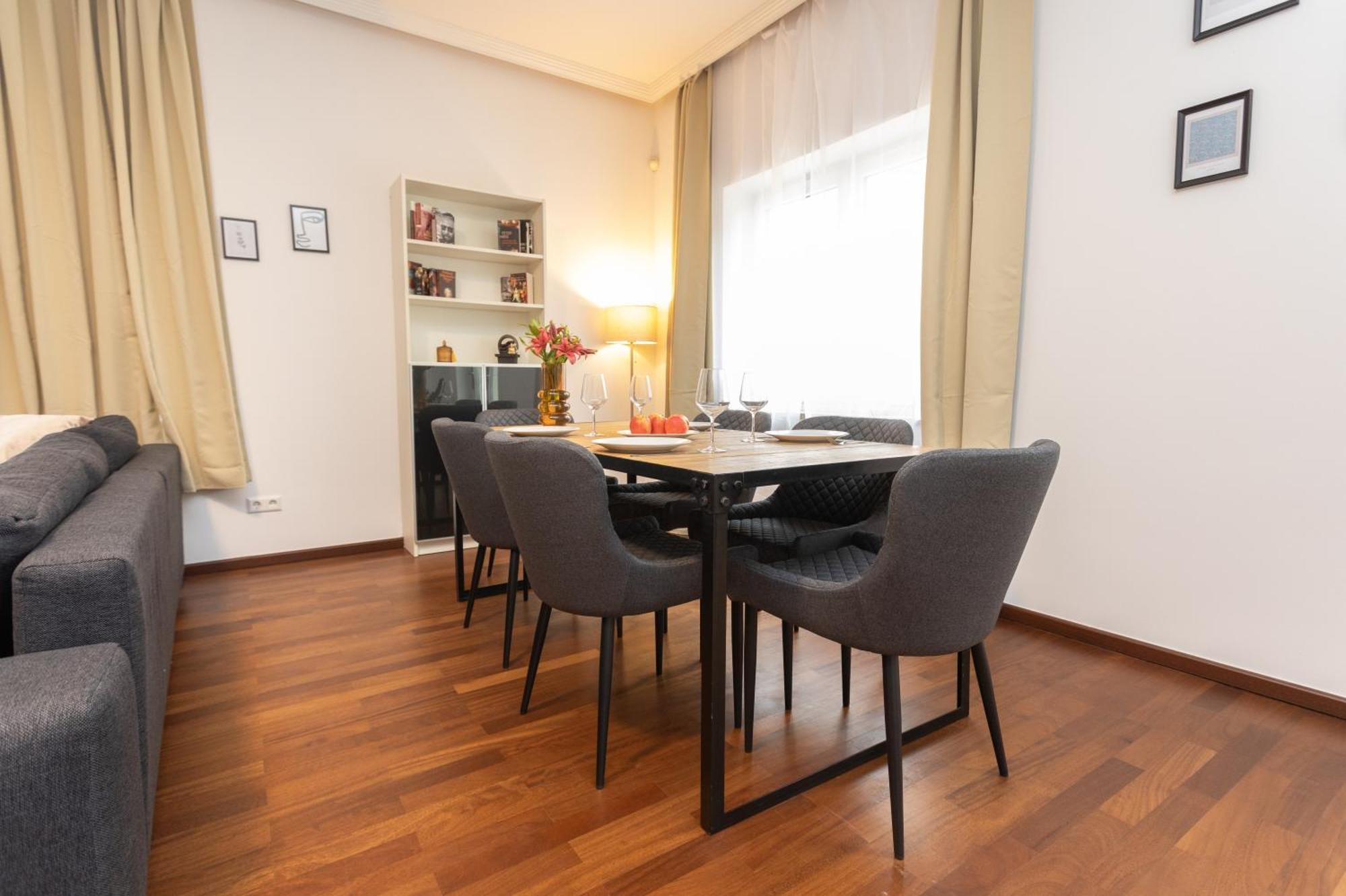 Stadthaus Mit 2 Schlafzimmern & Wohnzimmer Mit Kamin - Kostenloser Privat-Parkplatz Auf Dem Grundstueck Λειψία Εξωτερικό φωτογραφία